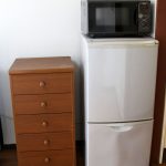 家具レンタル品のチェストと電子レンジ、2ドア冷蔵庫